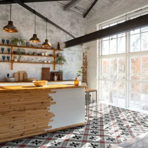 Cuisine lumineuse style industriel avec sol en carreaux de ciment CARODECO 1150-4 motif étoile noir gris et rouge