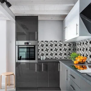 Carreau de ciment CARODECO 1150-7 noir et blanc motif géométrique étoilé posé en crédence et sol cuisine moderne