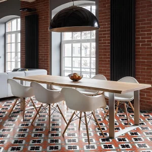 Carreau ciment CARODECO 640-3 motif floral noir, gris, blanc et rouge dans salle à manger industrielle avec mur en briques