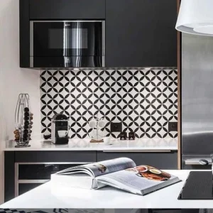 Carreau de ciment CARODECO 7180-3 motif géométrique noir et blanc posé en crédence de cuisine moderne