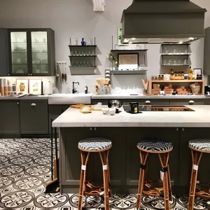 carrelage carreaux de ciment décors véritable sol mur bar cuisine séjour salle de bain intérieur blanc gris noir floral