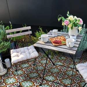 terrasse extérieure avec table bistro, carreau de ciment CARODECO 7900-1 motif floral jaune, vert, rouge, blanc look vintage.