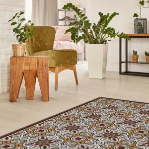 Salon avec tapis en carreaux ciment CARODECO 7910-2 motif floral rouge jaune taupe, blanc style carreaux anciens