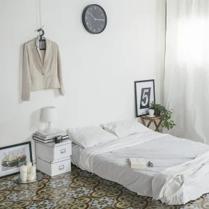 Chambre minimaliste avec sol en carreaux ciment CARODECO SH086-3 motif floral vert beige et bleu style vintage