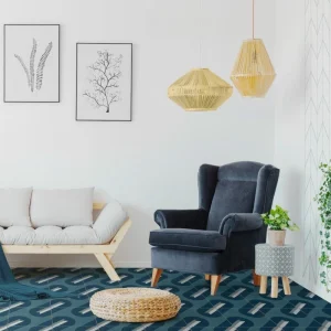 Salon ambiance scandinave avec Carreaux de ciment CARODECO WAX 3 bleu foncé motif géométrique, modèle design pose modulable.