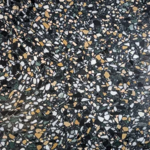 Carrelage terrazzo Black nougat Carodeco noir avec éclats verts et dorés intérieur design pour sols, murs et plans de travail