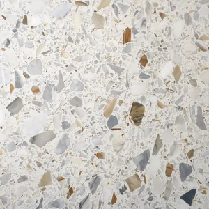 Terrazzo Etna Carodeco fond blanc avec éclats de marbre gris, beige et brun pour sol et mur intérieur élégant