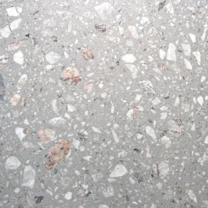 Terrazzo Grigio Rosato Carodeco fond gris avec éclats de marbre blanc et nuances rosées pour sol et mur intérieur