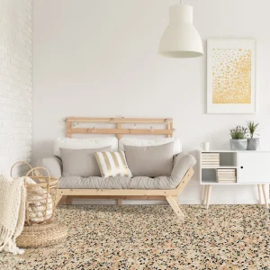 Terrazzo PP02 Carodeco fond beige avec éclats de marbre noir, terracotta et blanc, dans un salon scandinave lumineux