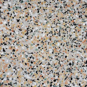 Terrazzo PP04 Carodeco fond gris clair avec éclats de marbre noir, blanc, vert et ocre, motif minéral graphique pour carrelage sol et mur intérieur