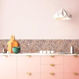 Terrazzo PP05 Carodeco fond rosé avec éclats de marbre multicolores utilisé en crédence de cuisine
