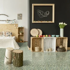 Terrazzo PP06 Carodeco fond vert clair avec éclats multicolores, posé au sol dans une chambre au style naturel et chaleureux