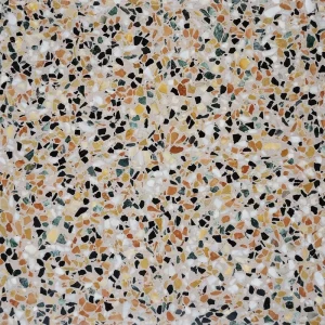 Terrazzo PP07 Carodeco fond beige rosé avec éclats de marbre noir, blanc, vert et ocre pour sol et mur intérieur