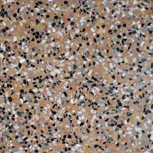 Terrazzo PP08 Carodeco fond rosé avec éclats de marbre noir, blanc, vert et ocre pour sol ou mur intérieur