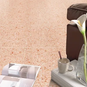 Terrazzo PP13 Carodeco fond beige rosé avec éclats de marbre ton sur ton, posé au sol dans un salon élégant