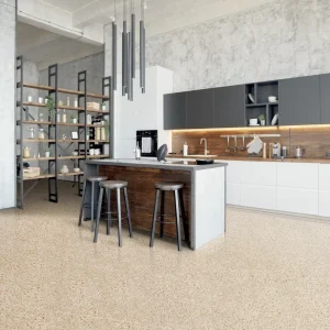 Terrazzo PP15 Carodeco fond beige clair avec éclats fins de marbre, posé au sol dans une cuisine moderne avec îlot central