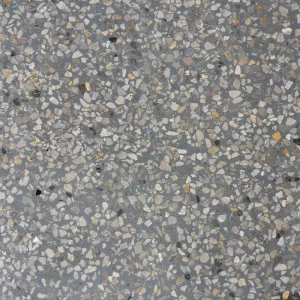 Terrazzo PP23 Carodeco fond gris avec éclats de marbre blanc, beige et noir pour sol et mur intérieur moderne