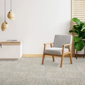 Terrazzo PPG42 Carodeco fond gris clair avec éclats fins multicolores, posé au sol dans un intérieur scandinave moderne