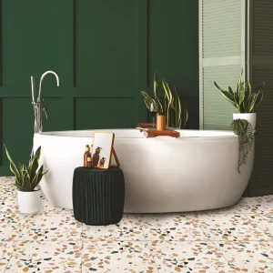 Terrazzo Rimini Carodeco fond beige avec éclats multicolores, posé au sol dans une salle de bain design et contemporaine