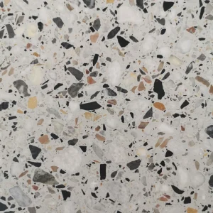 Terrazzo Roma Carodeco fond gris clair avec éclats de marbre noir, gris, beige, motif minéral pour sol et mur intérieur