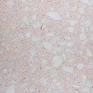 Terrazzo Rosa Estremoz Carodeco fond rose pâle avec éclats de marbre blanc pour sol et mur intérieur élégant