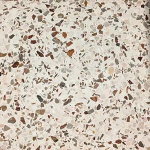 Carrelage Carodeco terrazzo pour le sol, fond blanc avec des éclats rosés et pierres naturelles