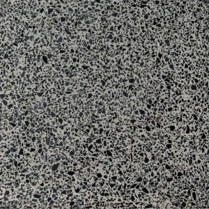 Dalle Carodeco terrazzo avec un fond gris minéral et des éclats de marbre noir pour le sol