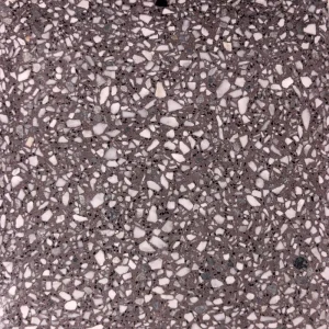 Carrelage terrazzo Carodeco marron avec éclats blancs et noirs pour sol et mur