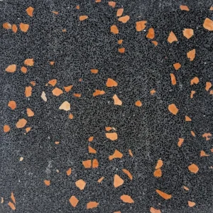 Carrelage terrazzo Carodeco finition noire avec éclats terracotta contrastés