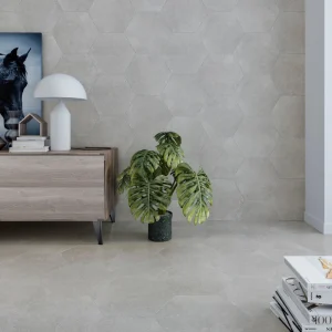 Carrelage Limestone gris hexagonal de la marque Carodeco posé au sol et au mur d’une pièce de vie contemporaine