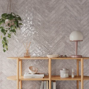 carrealge mural lavande violet Carodeco effet zellige brillant posé en chevrons pour intérieur raffiné