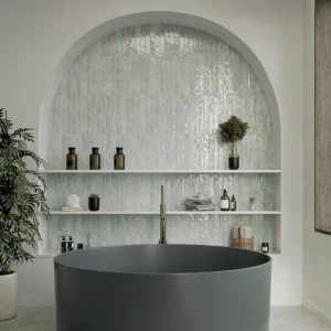 Carreau Mistral Opal Blue Carodeco bleu clair brillant effet zellige pour salle de bain élégante et apaisante