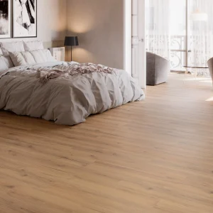 Chambre élégante avec sol imitation parquet SPC Pyrénées CARODECO, décor bois naturel chaleureux, ambiance douce et lumineuse
